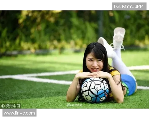 足球明星女友海滩度假晒美照展现迷人身姿引发热议