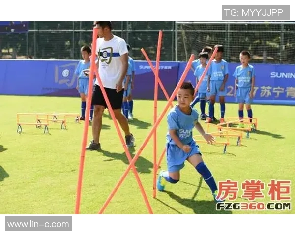 足球明星经典剪影艺术作品展现球场魅力与运动精神的完美结合